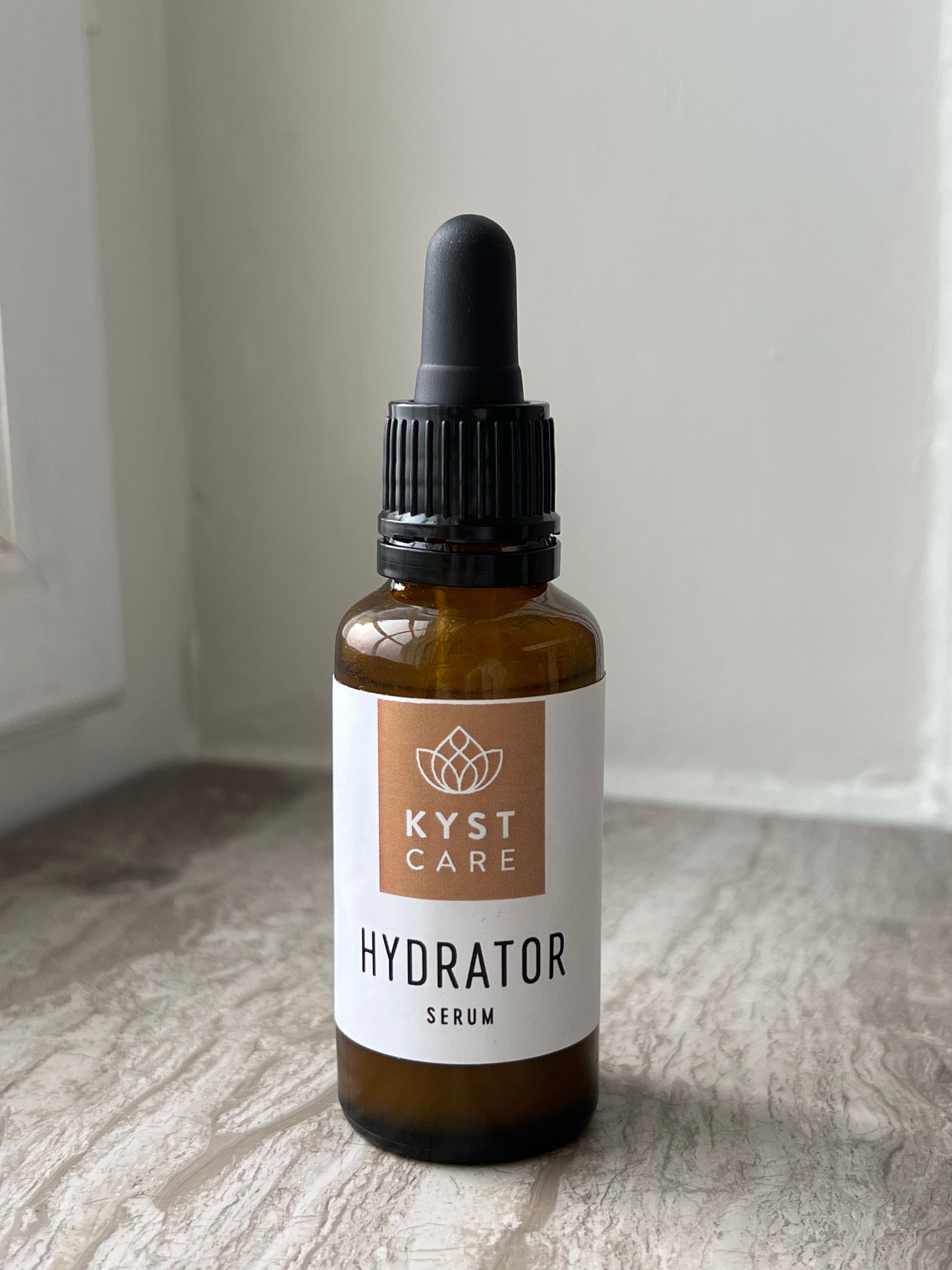 Serum med naturlige fugtgivende og plejende ingredienser